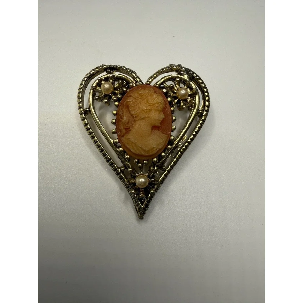 Vintage‎ Gold Tone Heart Cameo Brooch Faux Pearl Victorian Style Pin